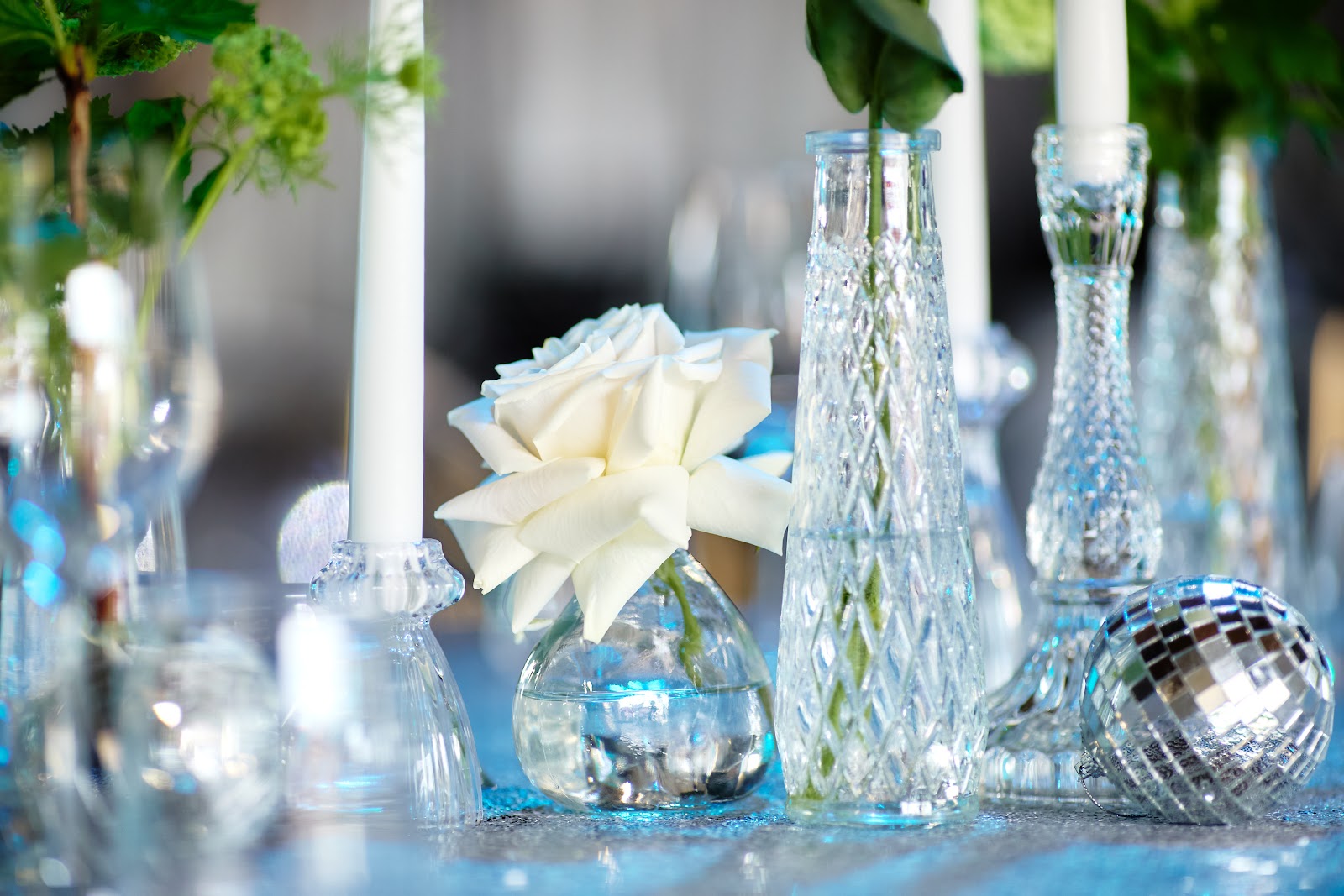 Glass vase table centerpiece with fresh flowers